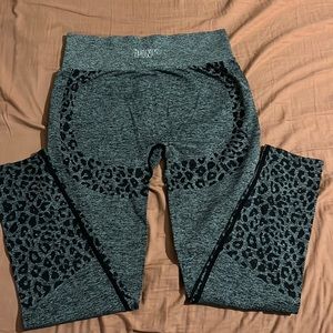 PINK leopard gray leggings, size large, high rise.